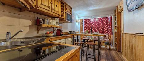 冷蔵庫、電子レンジ、オーブン、コンロ