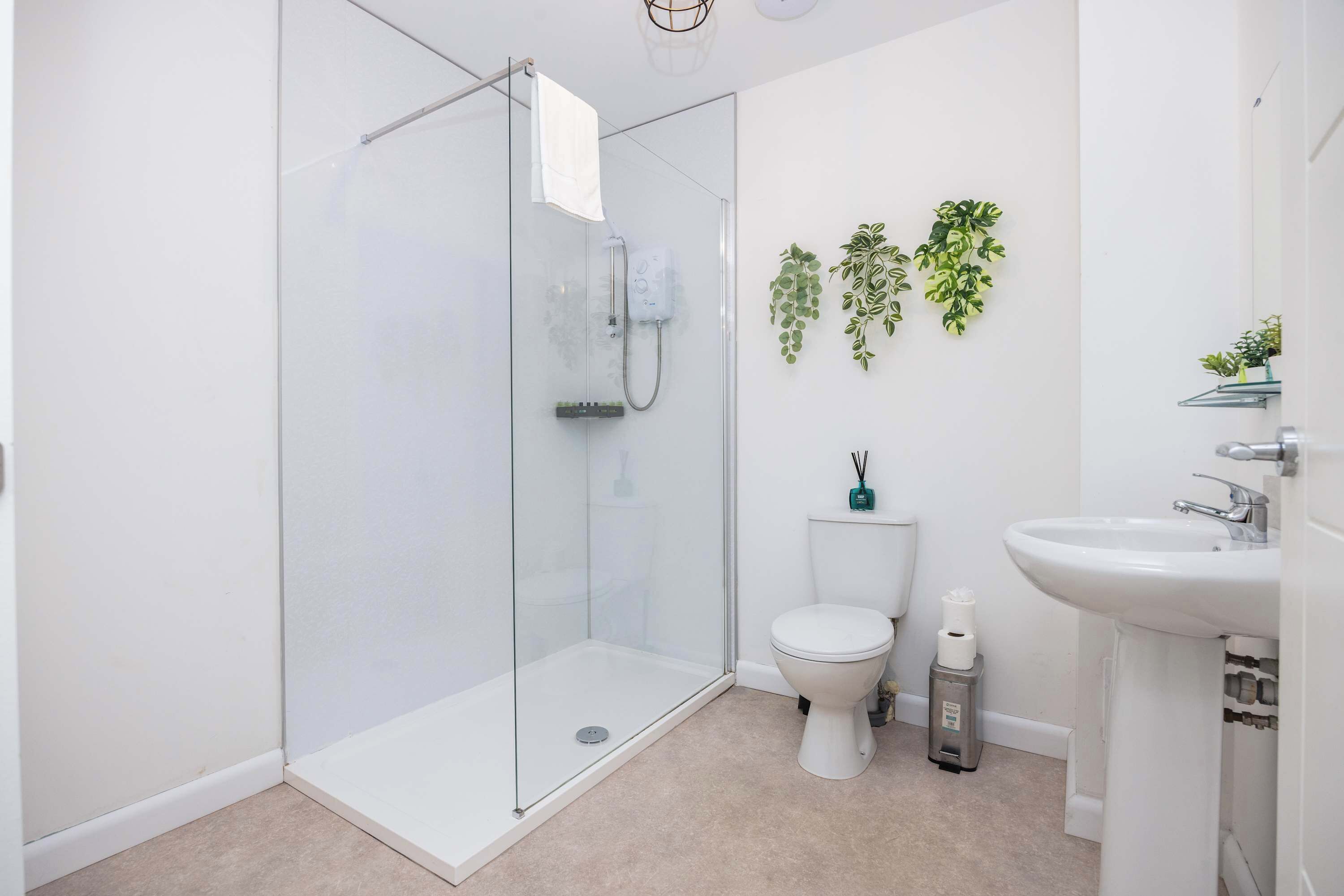 Shower, hair dryer, towels, shampoo