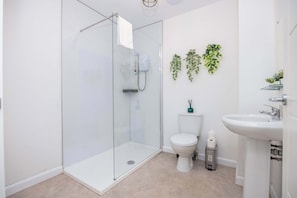 Shower, hair dryer, towels, shampoo