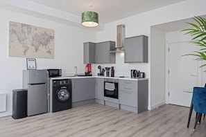 Réfrigérateur, four à micro-ondes, un four, surface de cuisson