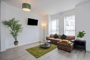 TV, offices - Spacious 1-Bed Apartment | Sleeps 4 | East Village (Belfast)
