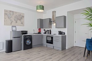 Fridge, microwave, oven, stovetop - Spacious 1-Bed Apartment | Sleeps 4 | East Village (Belfast)
