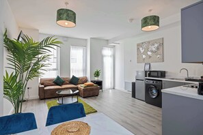 TV, offices - East Village 1-Bed | Sleeps 4 | Free Parking (Belfast)