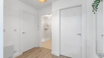 Shower, hair dryer, towels, shampoo