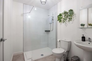 Dusche, Haartrockner, Handtücher