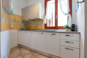 Réfrigérateur, micro-ondes, plaque de cuisson, cafetière/bouilloire