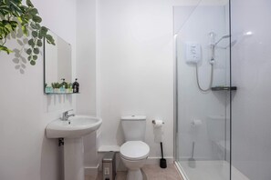 Shower, hair dryer, towels, shampoo - East Village 2-Bed | Balcony | Spa Nearby (Belfast)