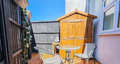 Cleave House -3bed/2bath with Garden Stunning Holiday/ Contractor Accommodation