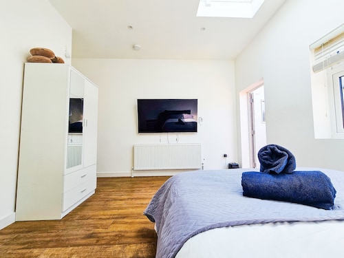 Cleave House -3bed/2bath with Garden Stunning Holiday/ Contractor Accommodation