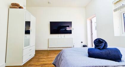 Cleave House -3bed/2bath with Garden Stunning Holiday/ Contractor Accommodation