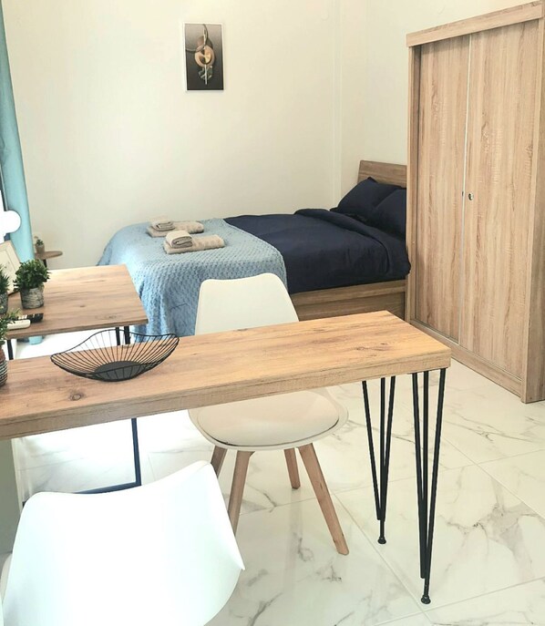1 habitación, tabla de planchar con plancha, wifi y ropa de cama