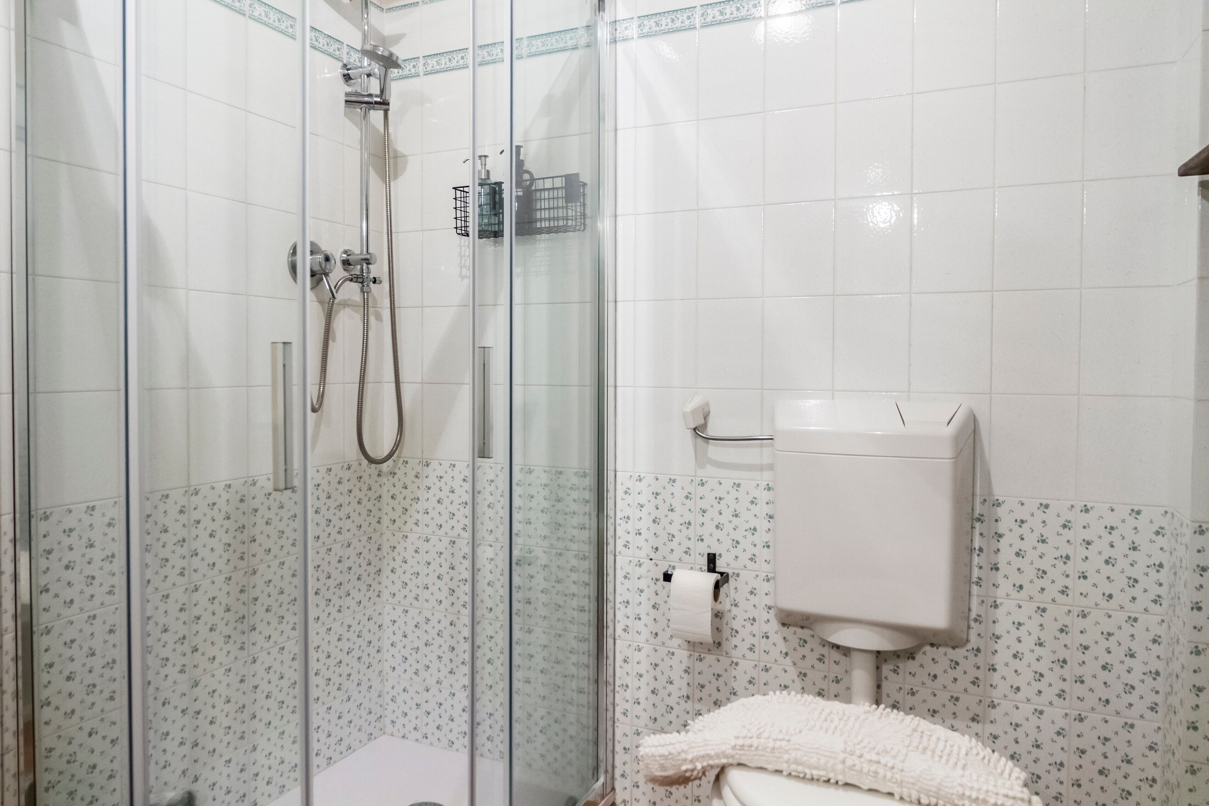 Douche, sèche-cheveux, serviettes fournies