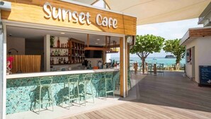 Un bar llamado 'Sunset Care' con vistas al mar.