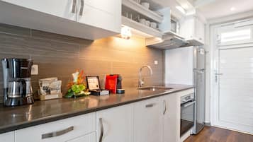 Een koelkast, een microgolfoven, een koffiezetapparaat/waterkoker