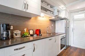 Kühlschrank, Mikrowelle, Wasserkocher mit Kaffee-/Teezubehör