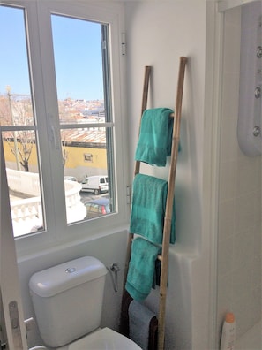 Dusche, Haartrockner, Handtücher, Seife