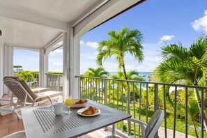 Outdoor dining - Serene Beachfront Suite| Private Beaches, Balcony Views & Water Adventures (Grand-Case)