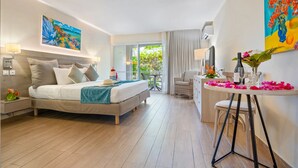 Una habitación de hotel moderna con una cama grande, un escritorio y un balcón con vistas.