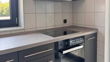 Een koelkast, een magnetron, een oven, een kookplaat