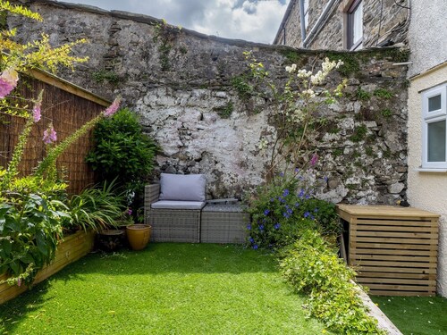 Pass the Keys |Bright Town-Centre Flat with Outdoor Area