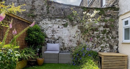 Pass the Keys |Bright Town-Centre Flat with Outdoor Area