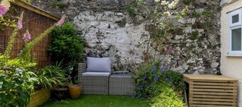 Pass the Keys |Bright Town-Centre Flat with Outdoor Area