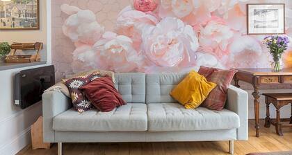 Pass the Keys |Bright Town-Centre Flat with Outdoor Area