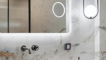 Suite tradicional, balcón, vistas a la montaña | Baño | Ducha y cabezal de ducha tipo lluvia