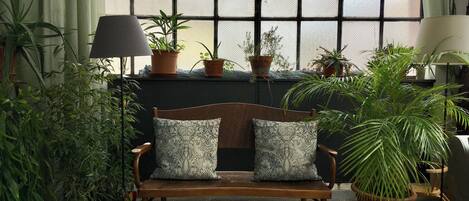 المنشأة من الداخل