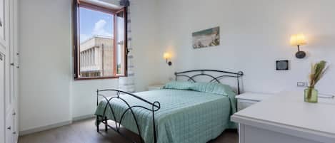 2 Schlafzimmer, Bügeleisen/Bügelbrett