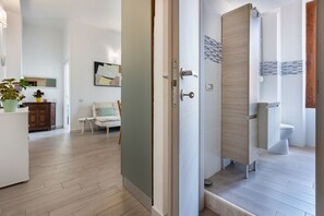 Shower, hair dryer, bidet, towels