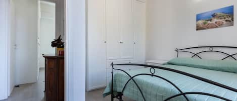 2 bedrooms, iron/ironing board