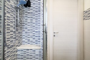 Dusche, Haartrockner, Bidet, Handtücher