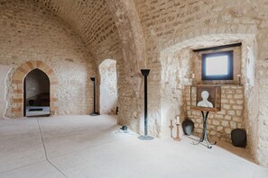 Interior - Room 'Eleonora D'Aragona' with Mountain View, Wi-Fi, and Air Conditioning (Giuliana)