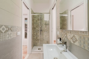 Douche, sèche-cheveux, serviettes fournies