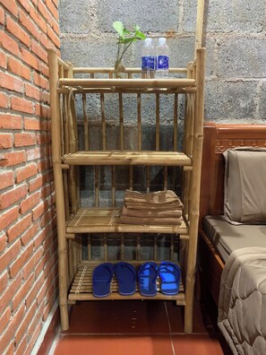 Kahden hengen huone, parveke, näköala puutarhaan | Työpöytä, kannettavalle tietokoneelle sopiva työtila