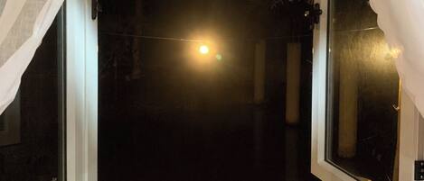 Habitación doble, balcón, vistas al jardín | Escritorio y espacio para trabajar con un portátil