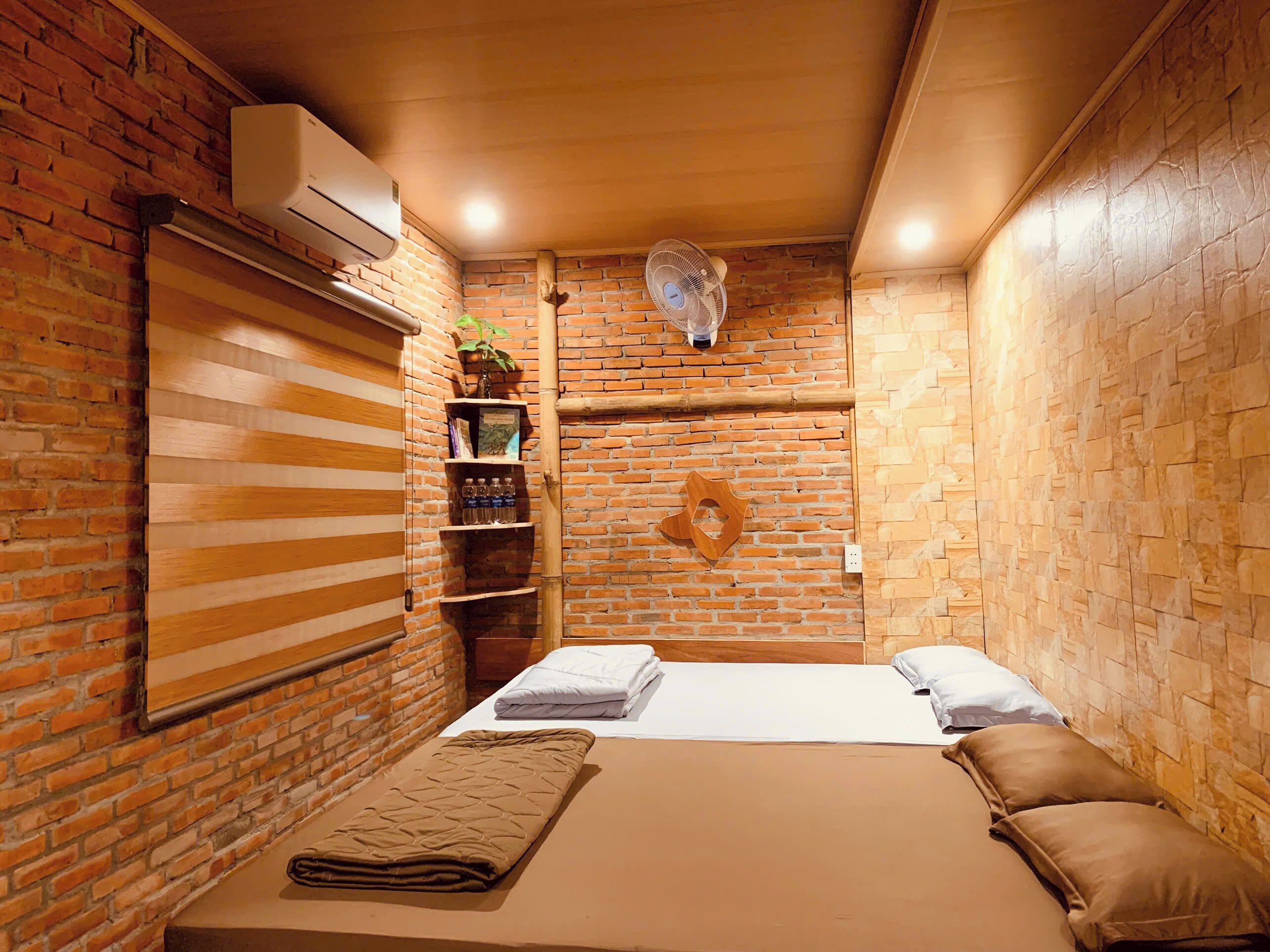 Familie vierpersoonskamer, 2 tweepersoonsbedden, uitzicht op meer | Individueel gedecoreerd, een bureau, een laptopwerkplek