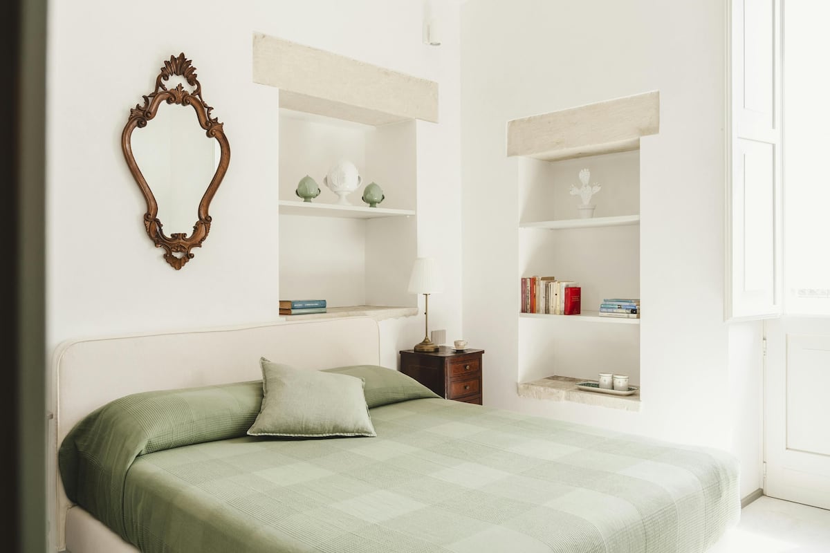 Frette Italian sheets, premium bedding, pillowtop beds, blackout drapes