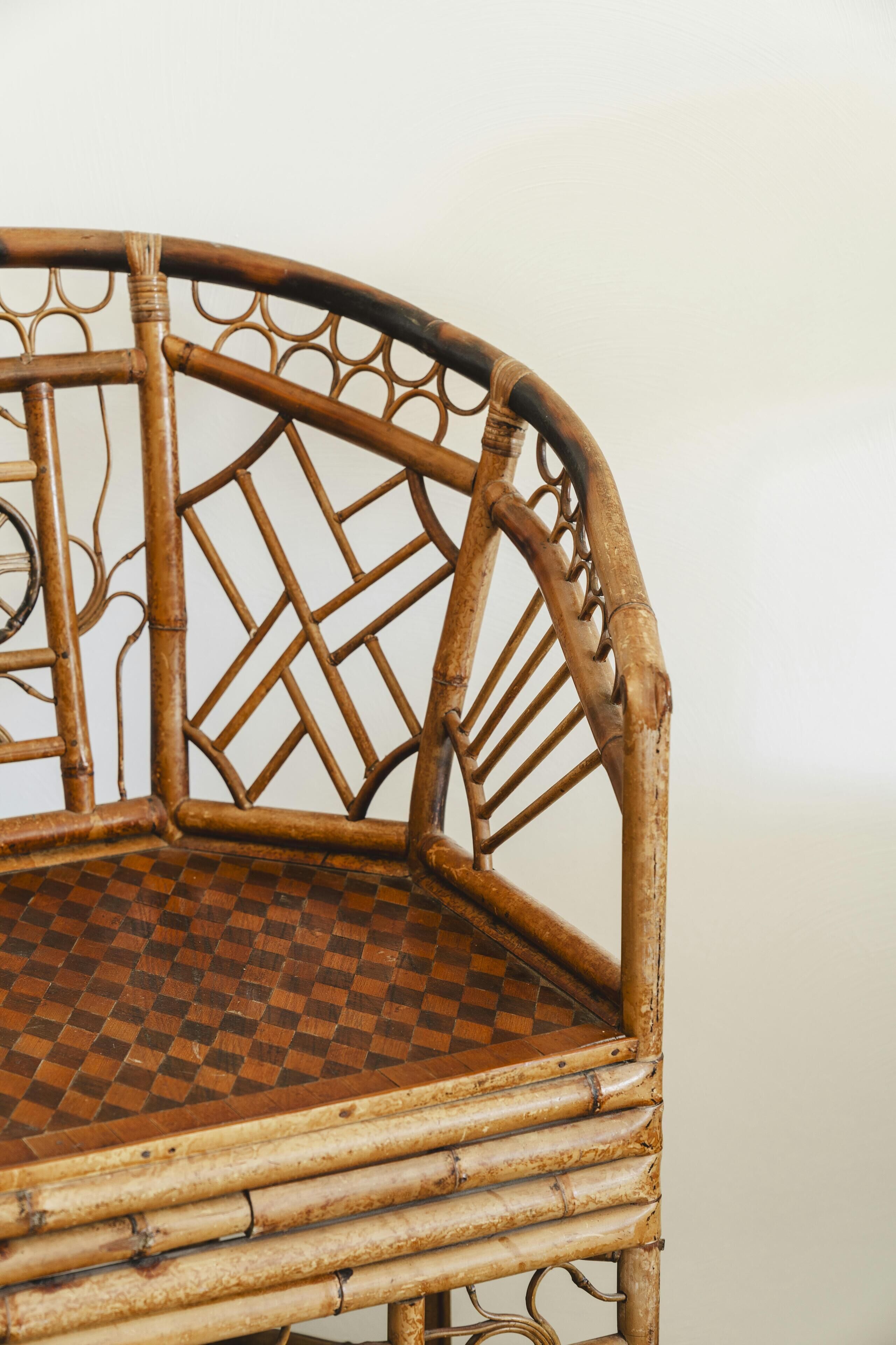Ein Korbstuhl mit Sitzfläche in Rautenmuster und geometrischem Rückenlehndesign.