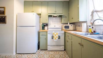 Cottage Deluxe, vista giardino | Cucina privata | Frigorifero con congelatore, bollitore elettrico, tostapane