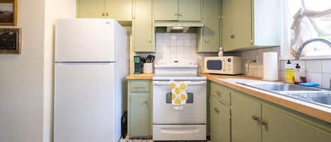 Cottage Deluxe, vista giardino | Cucina privata | Frigorifero con congelatore, bollitore elettrico, tostapane