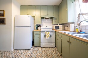 Deluxe Cottage, Garden View | Private kitchen