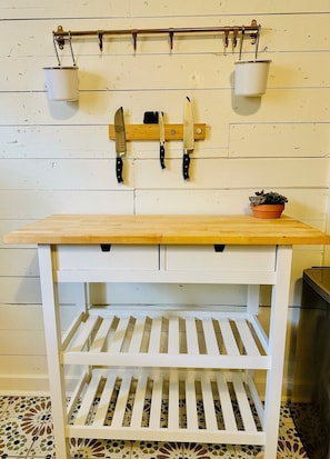 Deluxe Cottage, Garden View | Private kitchen | Full-sized fridge