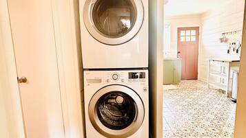 Deluxe Cottage, Garden View | Laundry room