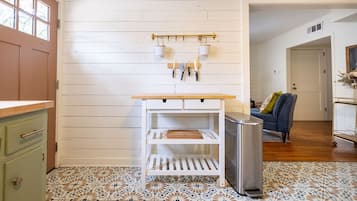 Deluxe Cottage, Garden View | Private kitchen