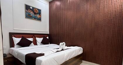 Hotel The Taj Park Way