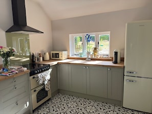 Microonde, forno, piano cottura, lavastoviglie