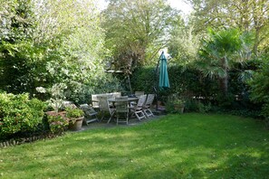 Outdoor dining - Cozy house with garden, within walking distance of promenade and beach in Vlissingen (Vlissingen)