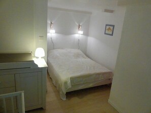 4 bedrooms, bed sheets